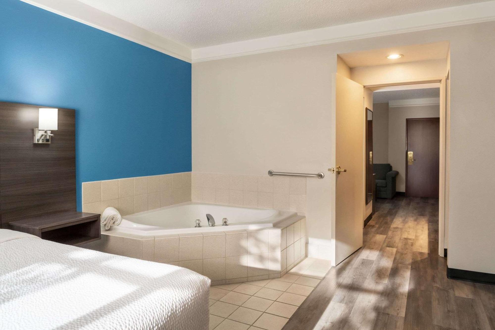 La Quinta By Wyndham American Center Madison