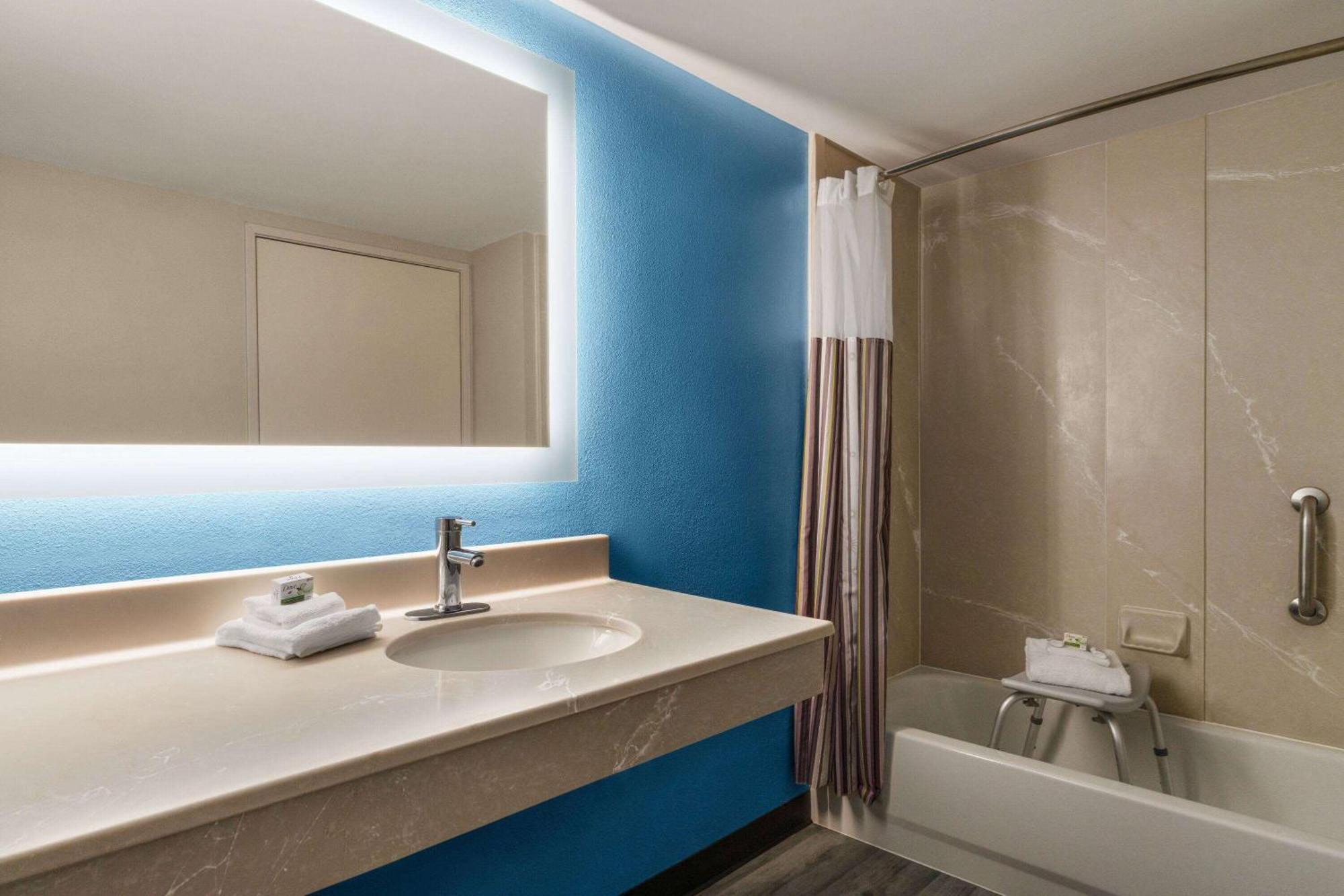 Hotel La Quinta By Wyndham American Center 3*
